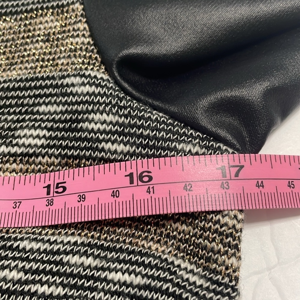 Deby Debo top XS faux leather short sleeves striped black/white/gold hi/lo hem - Picture 9 of 10